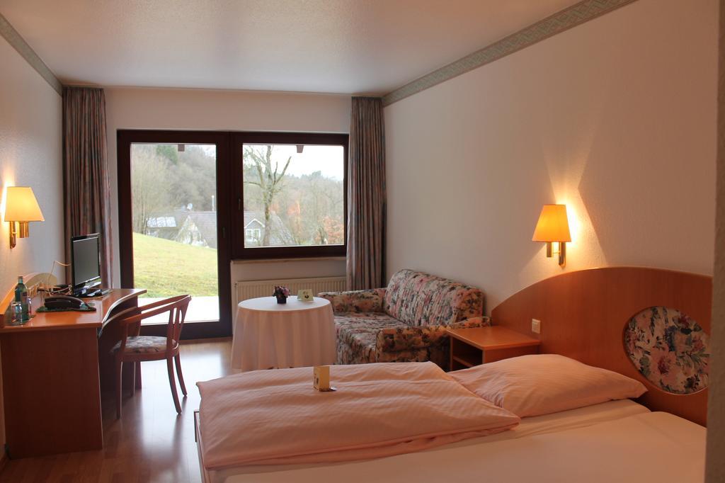 Landgasthof Hotel Zur Linde im Taunus Gemünden Exterior foto